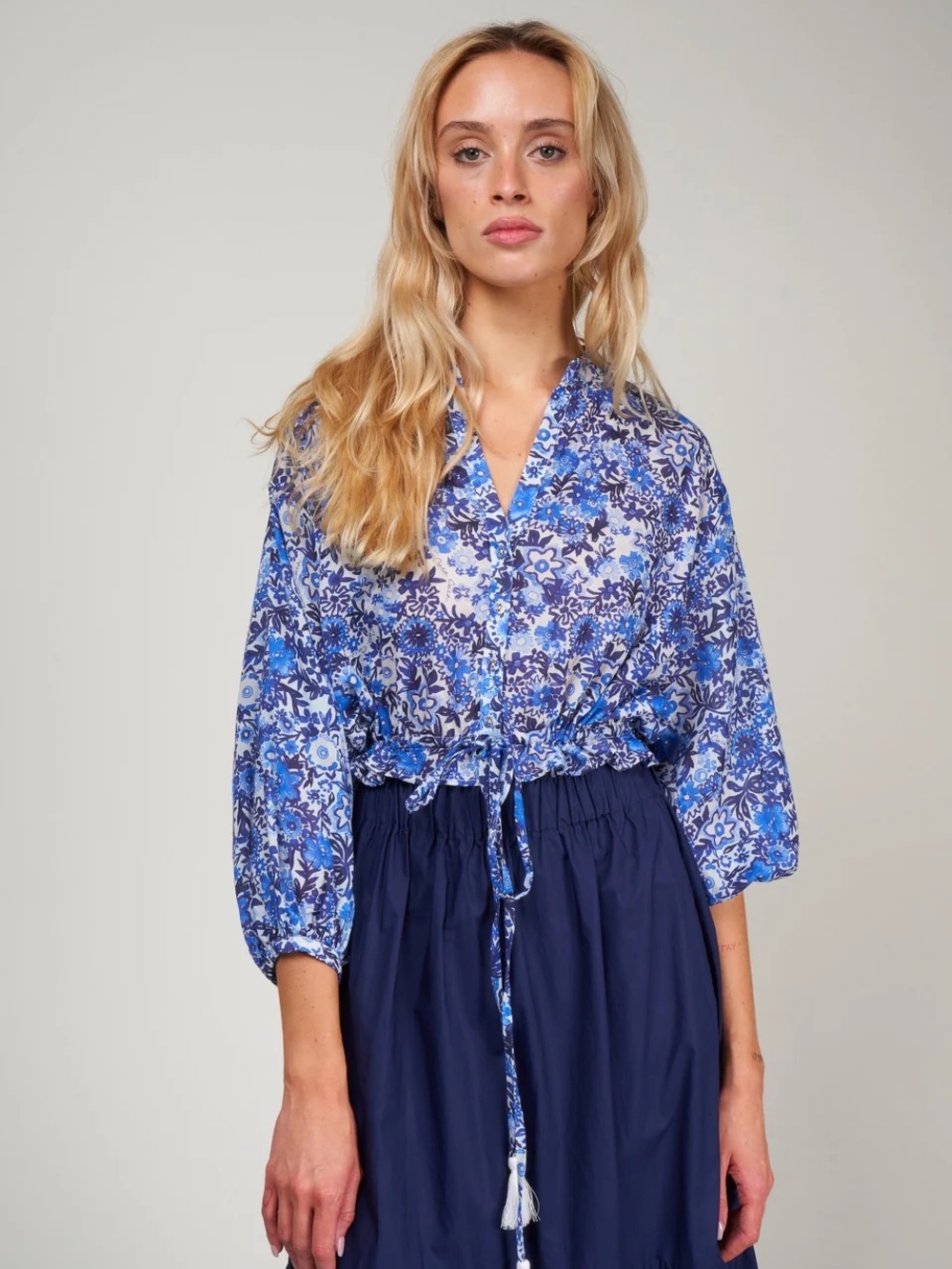 Cara Cara Perrin Top Blooming Hills Blue Floral Cropped Drawstring Blouse Sz L
